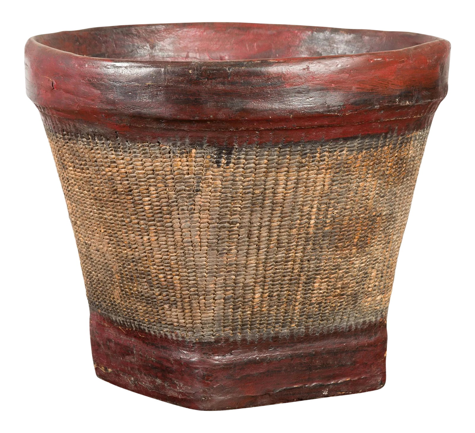 Thai 19th Century Rustic Hand-Woven Rattan Rice Basket with Red Rim: An antique Thai hand-woven rattan rice basket from the 19th century, with red rim. Created in Thailand during the 19th century, this rice basket charms us with its rustic appeal and contrasting