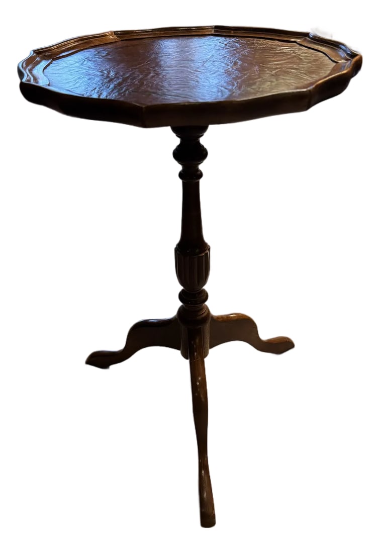 1910s Georgian Style Mahogany Pedestal Table With Tooled Leather Top [Rg]: A classic Georgian-style pedestal table featuring a richly toned mahogany base and a finely tooled leather top with decorative gilt stencil work. The circular top is framed by a shaped, scalloped