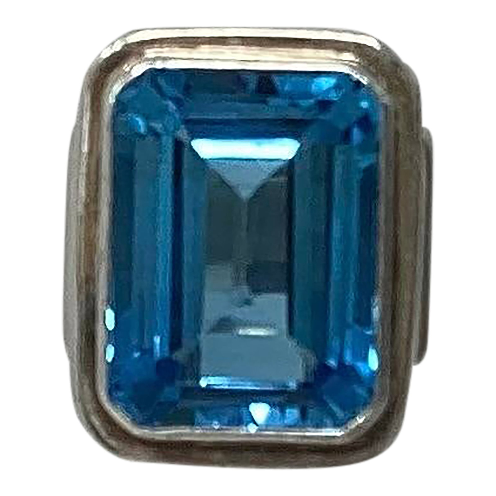 Late 20th Century 20 Carat Swiss Blue Topaz Cocktail Ring Set in Sterling Silver, Size 9.5: Large Swiss blue topaz cocktail ring set in sterling. GIA appraisal 11-28-2025 $1,500. Condition: Alterations: Original Condition Unaltered Imperfections: Some Imperfections Condition Notes:
