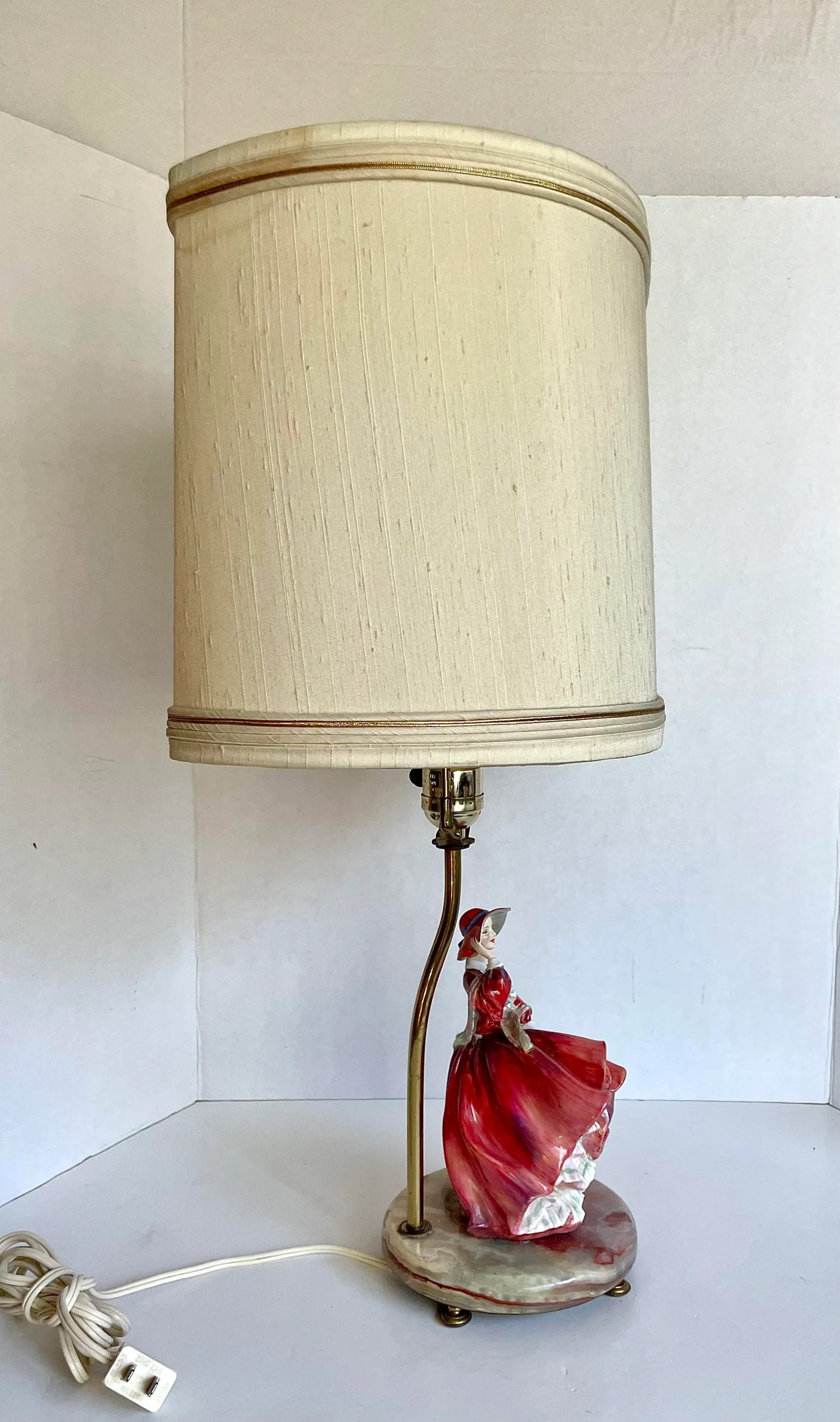 1930s Pair of English Royal Doulton Lady Figurines on Onyx Lamps - 12