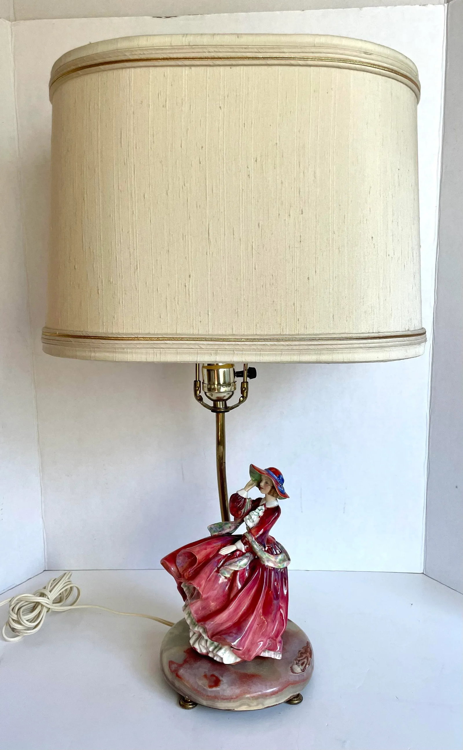 1930s Pair of English Royal Doulton Lady Figurines on Onyx Lamps - 8