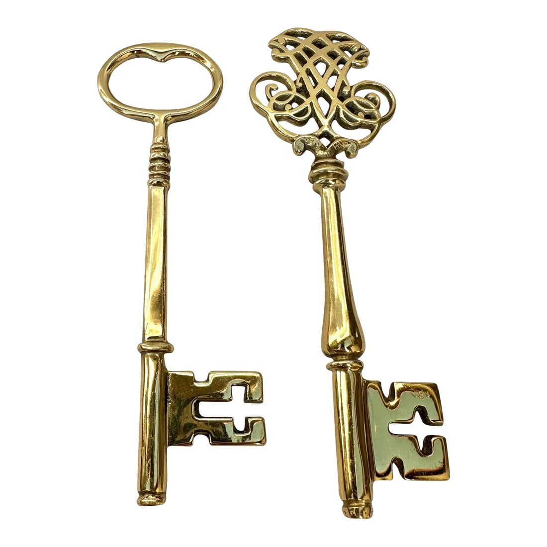 Vintage Pair of Brass Key Paperweights: Vintage pair of brass paperweights perfect for any home. Great on a stack of books or hang on the wall. 7.75in h x 2.5in w x .25in d 7.25in h x 2.5in w x .25in d Make sure to follow me, I have flash s