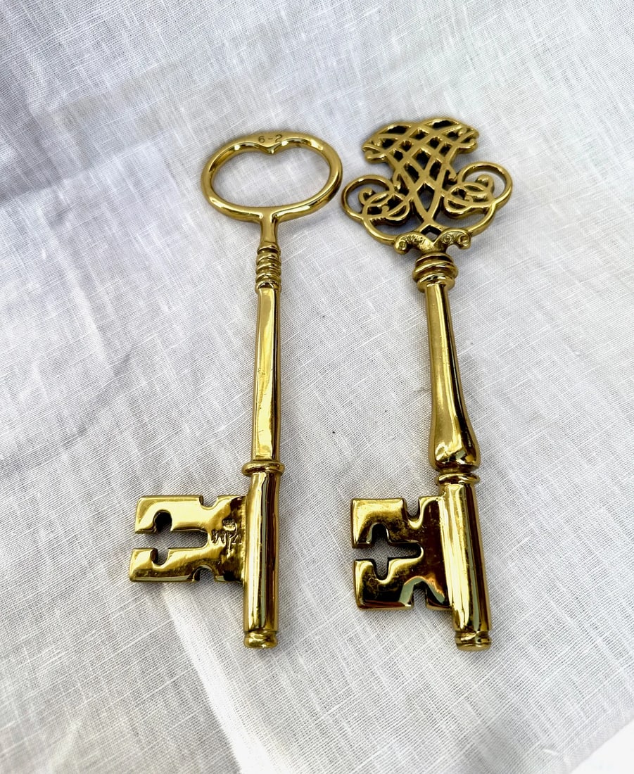 Vintage Pair of Brass Key Paperweights - 4