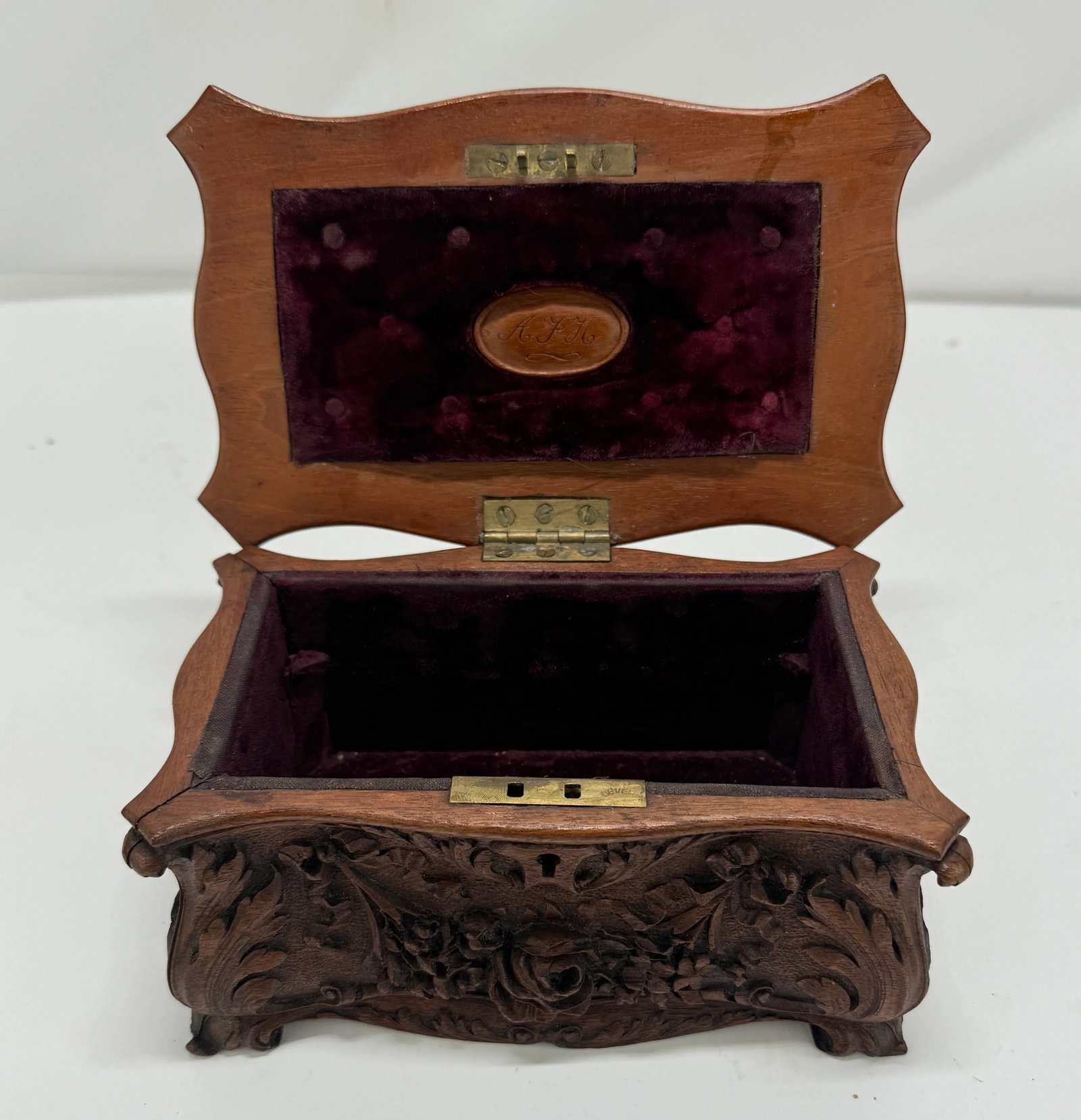 19th Century, Black Forest Carved Walnut Jewelry Casket Brienz Region - 10