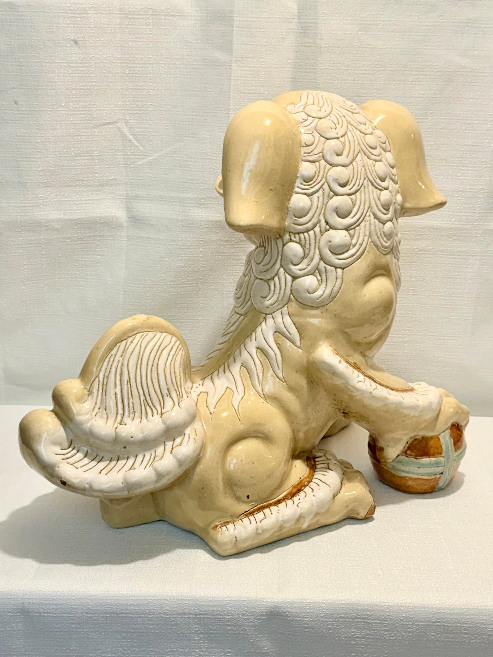 Monumental Circa 1980s Cream & White Ceramic Foo Dog Statue (18" Wide) - Mottahedeh Style - 8