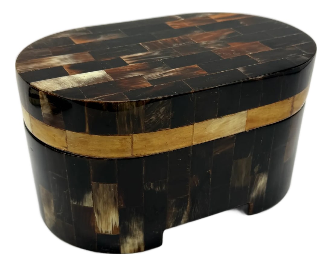 Vintage Neoclassical Style Horn Mosaic Cigar Box by Enrique Garcel, Colombia: This refined cigar box is the work of Enrique Garcel, a Colombian maker known for producing meticulously handcrafted decorative objects distinguished by their use of natural horn arranged in precise