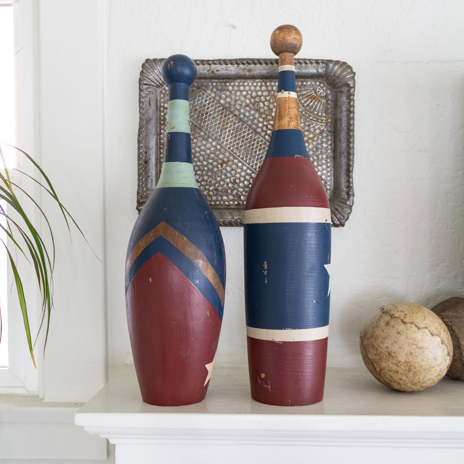 Pair of Early 20th Century Painted Circus Juggling Pins or Indian Clubs - 5