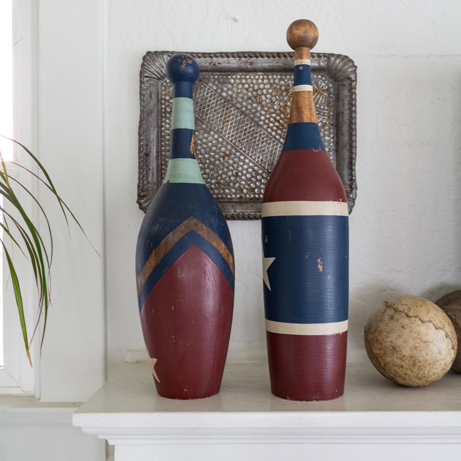 Pair of Early 20th Century Painted Circus Juggling Pins or Indian Clubs - 9