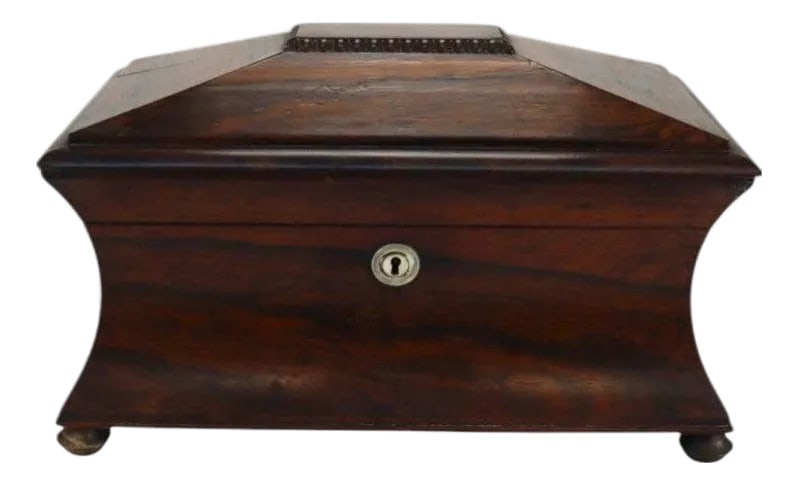 English Georgian Rosewood Tea Caddy C1830: An English Georgian rosewood tea caddy, dating from circa 1830. This antique piece showcases the rich, dark tones and distinctive grain of rosewood, a highly prized timber during the Regency and