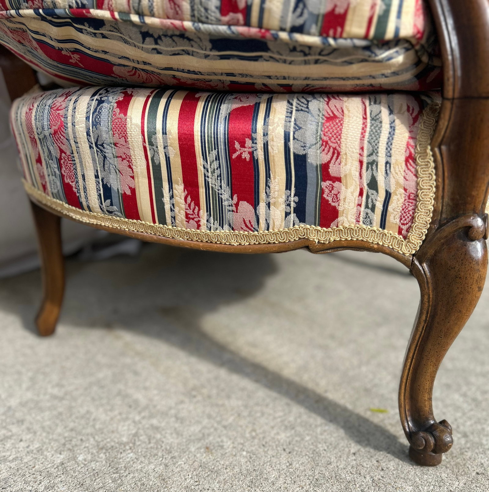 The Mid-Century French Provincial Canapé (71") - 3