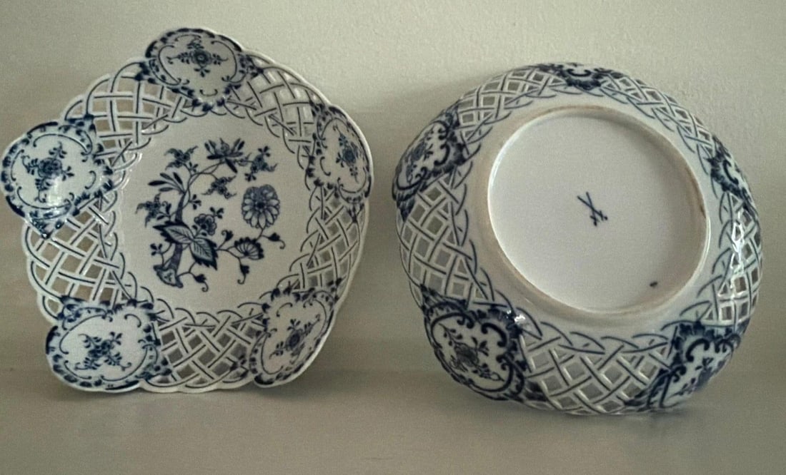 Two Antique Meissen Blue Onion reticulated serving dishes with crossed swords hallmark - 10