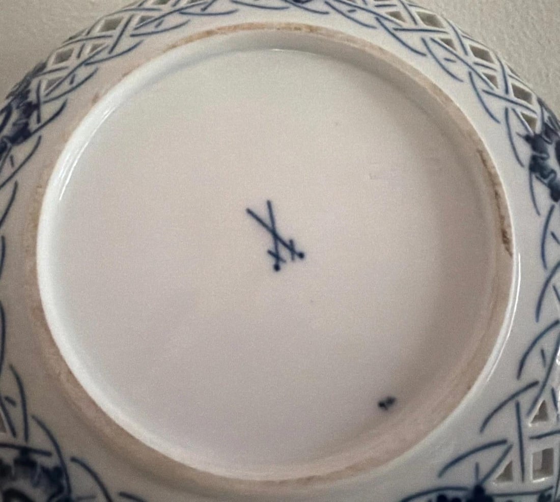 Two Antique Meissen Blue Onion reticulated serving dishes with crossed swords hallmark - 11