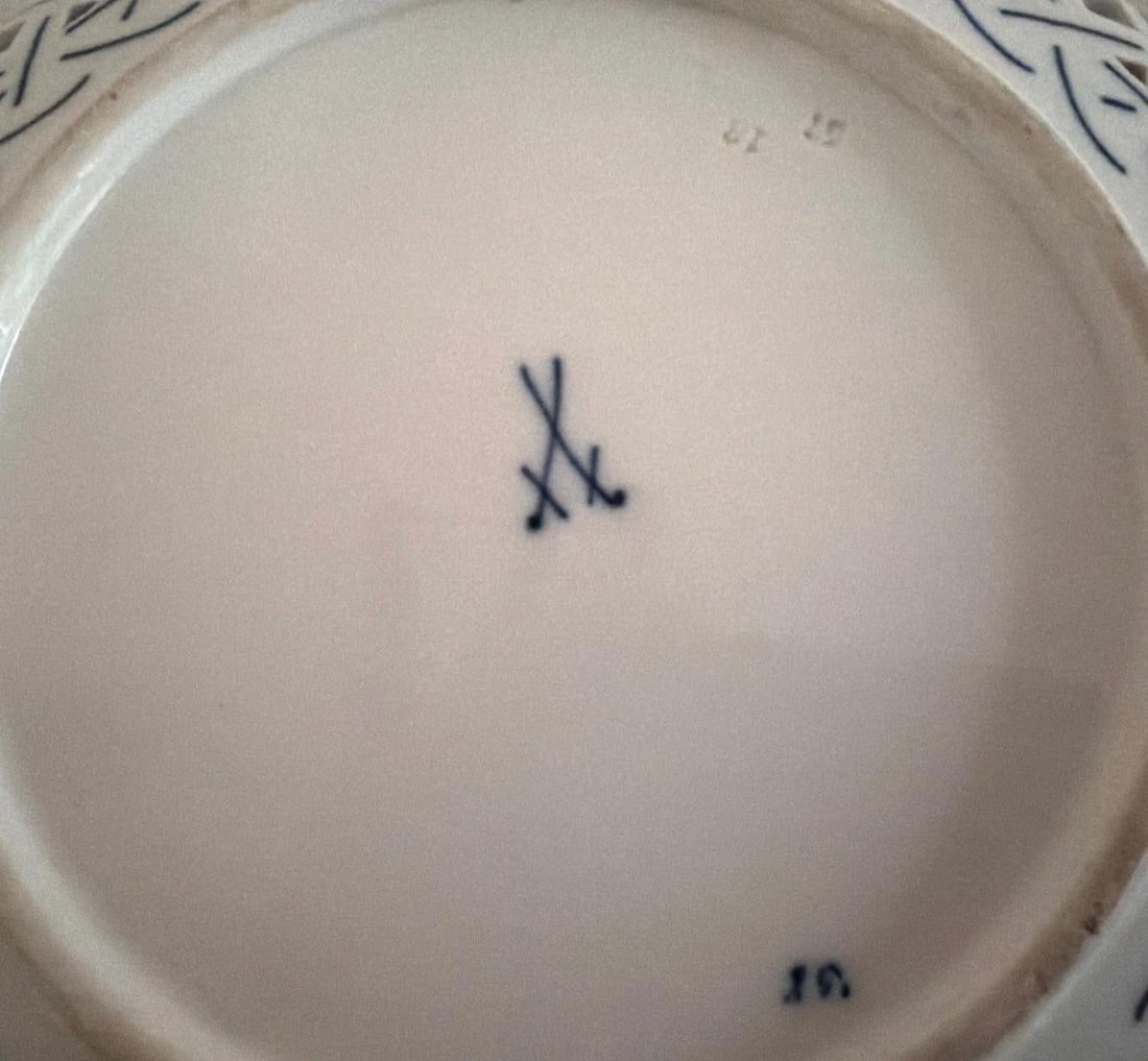 Two Antique Meissen Blue Onion reticulated serving dishes with crossed swords hallmark - 12