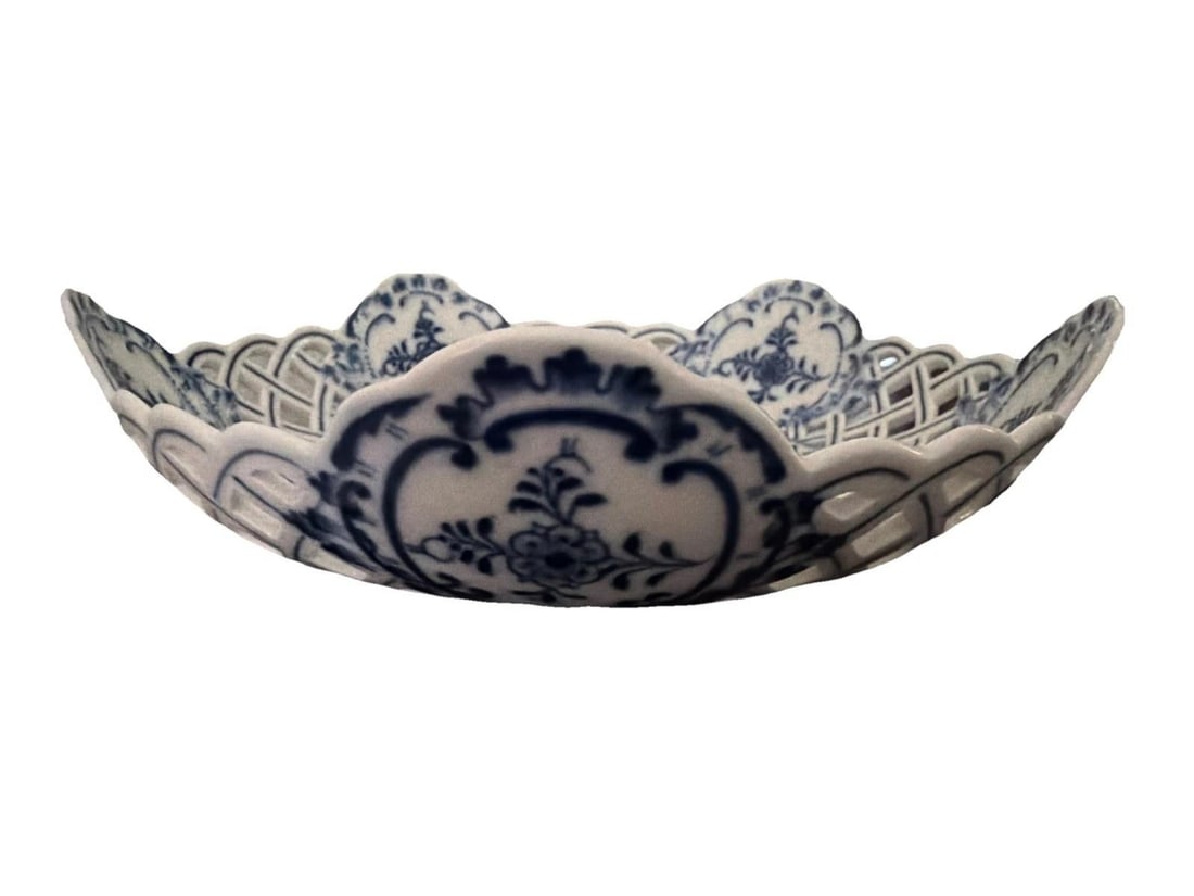 Two Antique Meissen Blue Onion reticulated serving dishes with crossed swords hallmark - 15