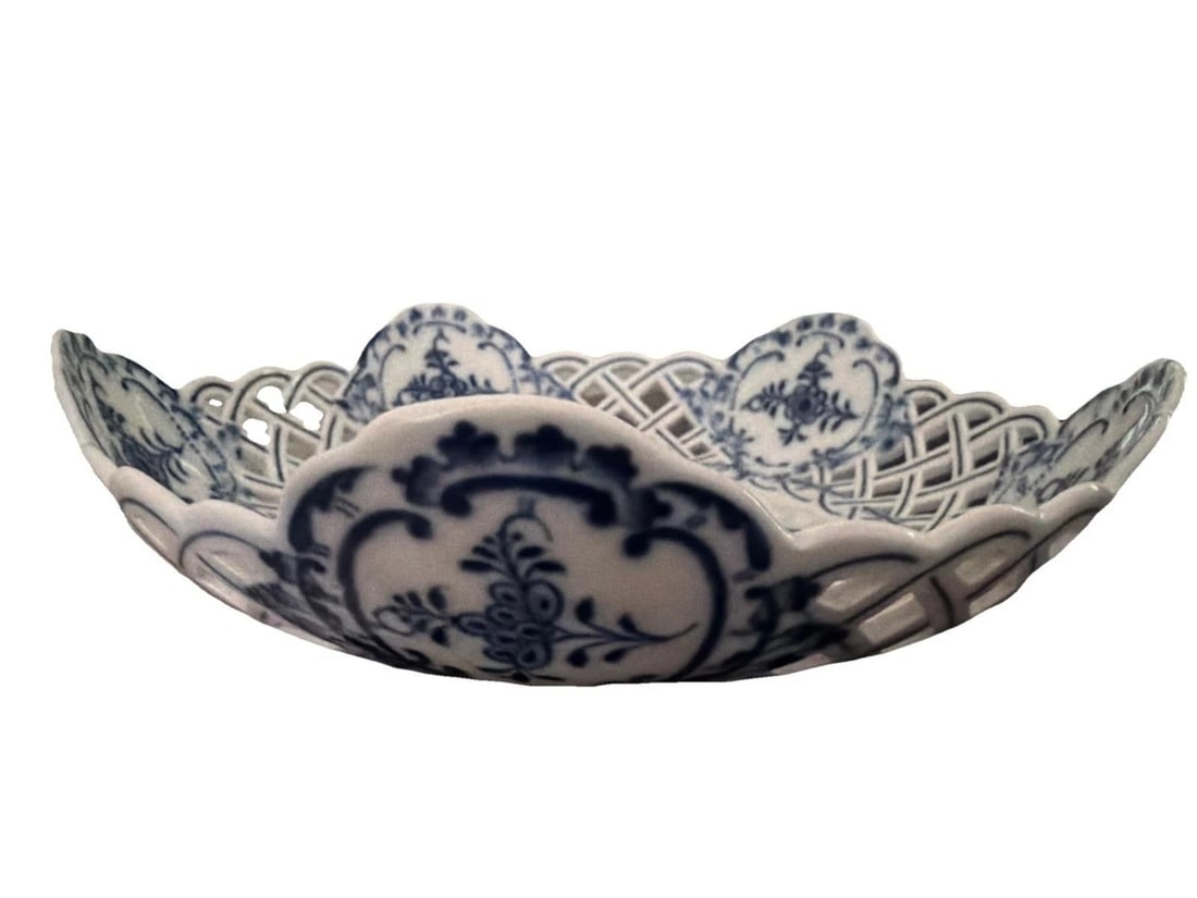 Two Antique Meissen Blue Onion reticulated serving dishes with crossed swords hallmark - 16