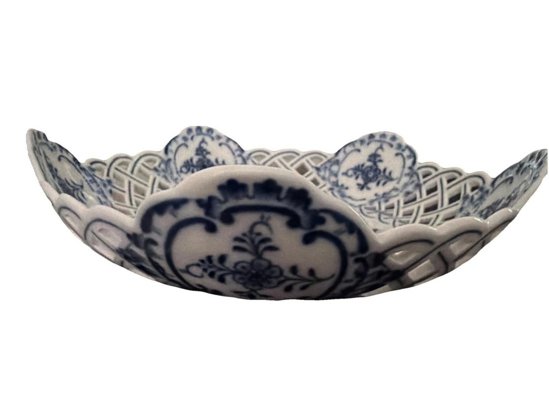 Two Antique Meissen Blue Onion reticulated serving dishes with crossed swords hallmark - 17