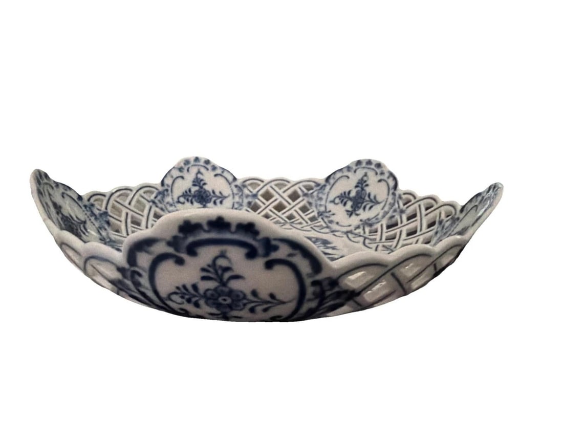 Two Antique Meissen Blue Onion reticulated serving dishes with crossed swords hallmark - 3