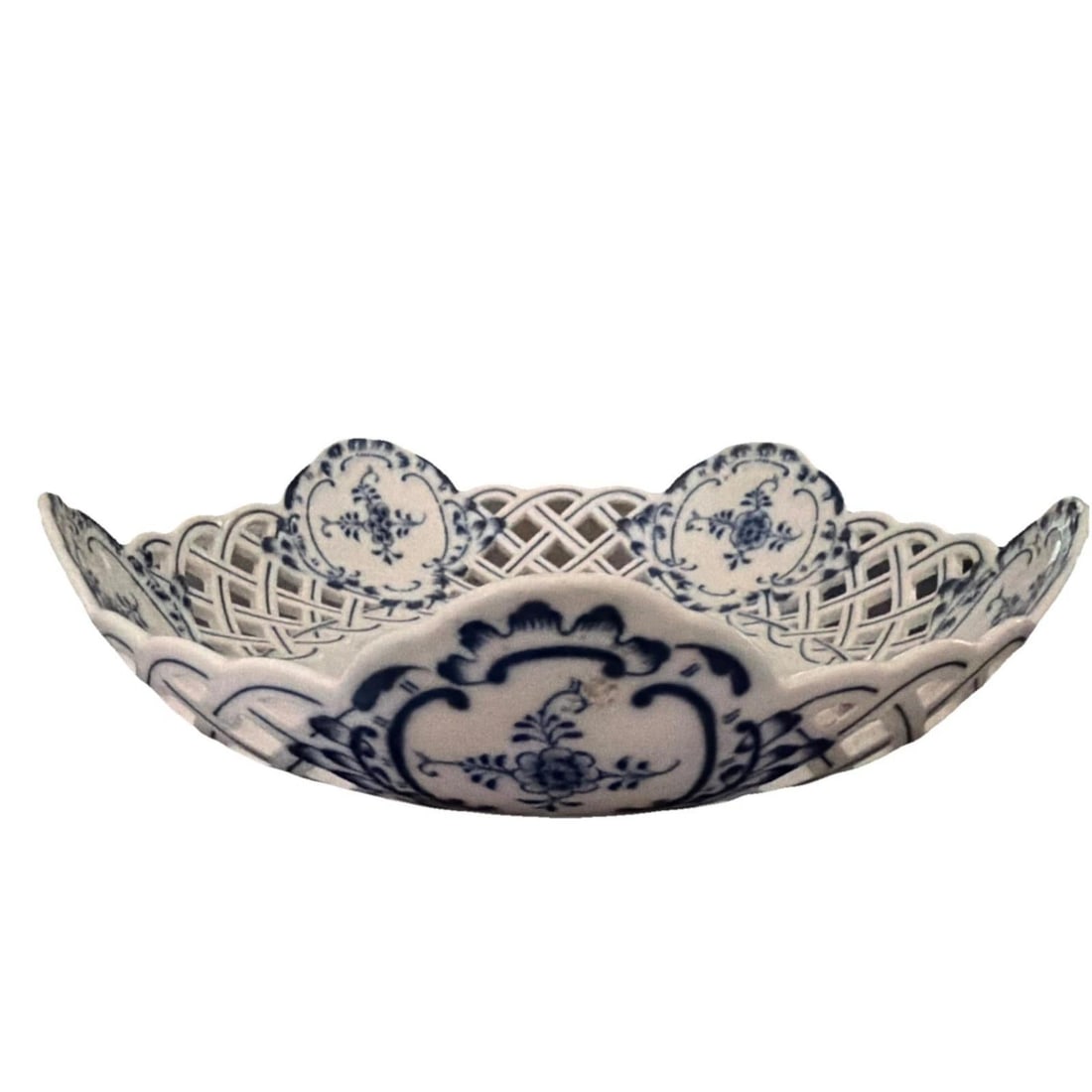 Two Antique Meissen Blue Onion reticulated serving dishes with crossed swords hallmark - 4