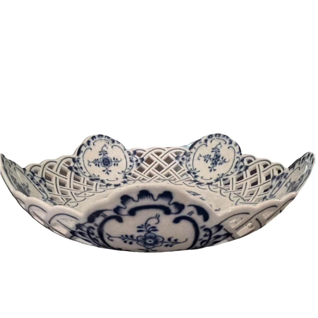 Two Antique Meissen Blue Onion reticulated serving dishes with crossed swords hallmark - 5