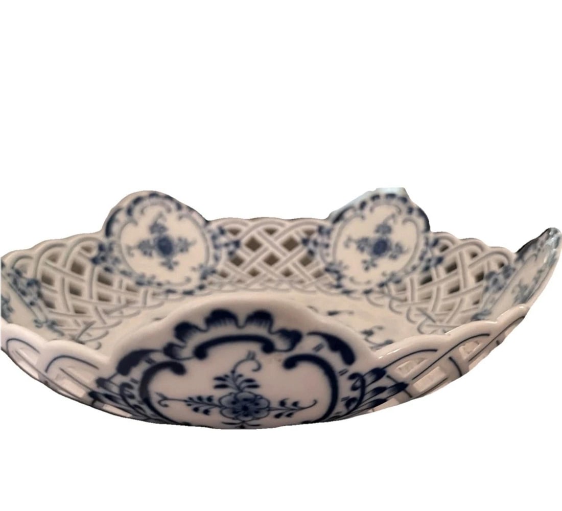 Two Antique Meissen Blue Onion reticulated serving dishes with crossed swords hallmark - 6