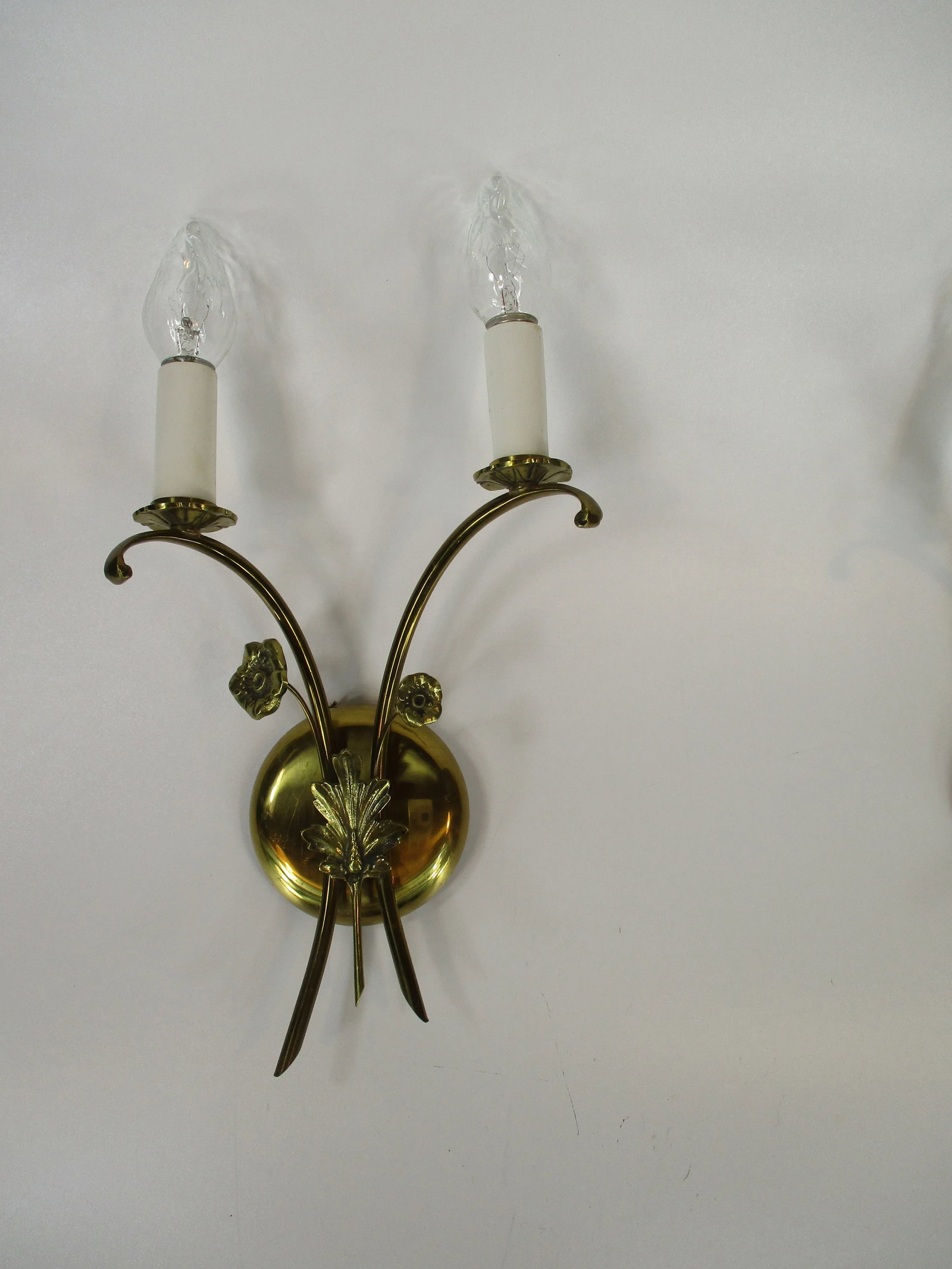 Pair of 1940s-50's Swedish Wall Sconce Lights Made of Brass Ornamental Flower Decorations - 2