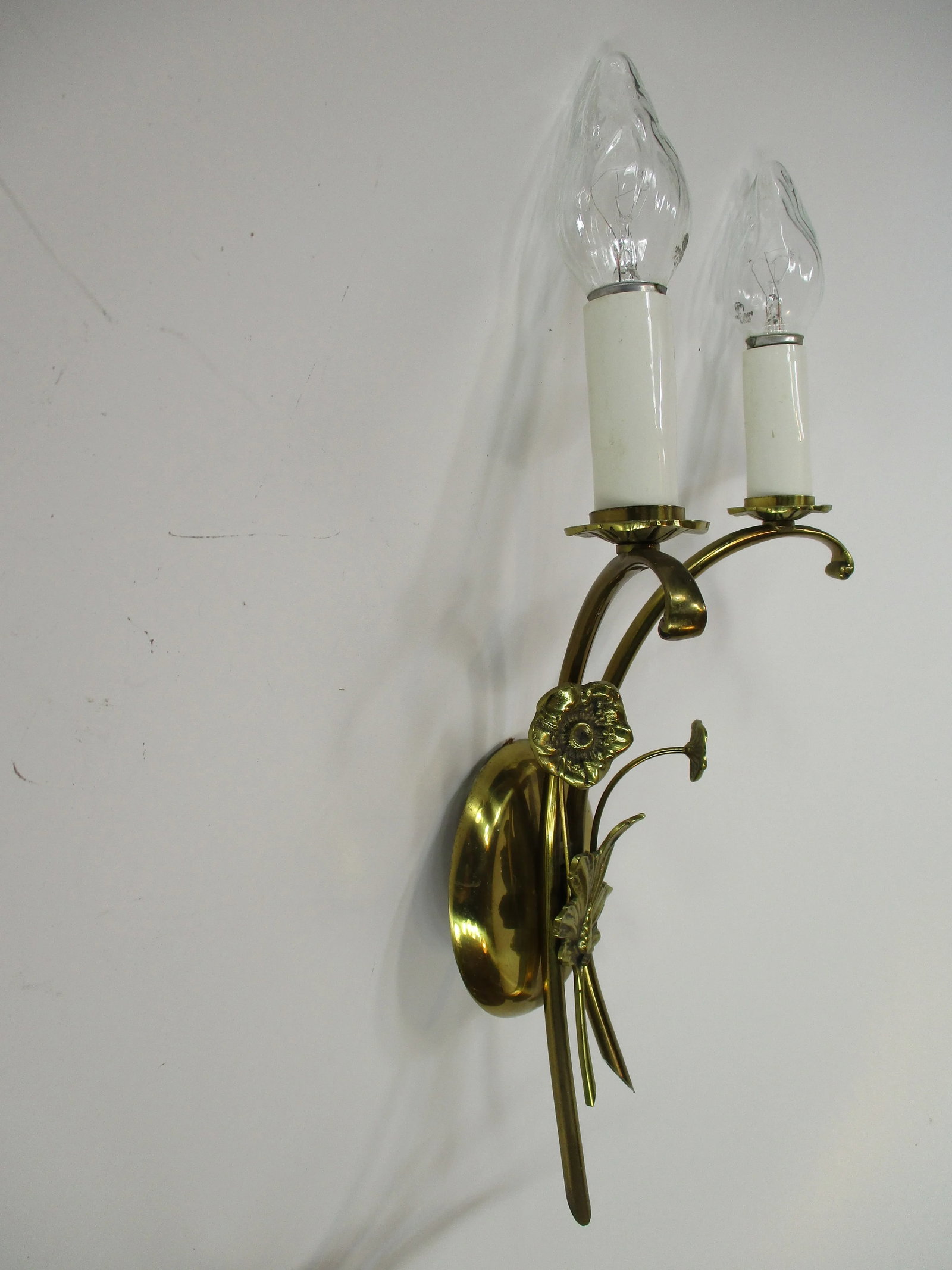 Pair of 1940s-50's Swedish Wall Sconce Lights Made of Brass Ornamental Flower Decorations - 5