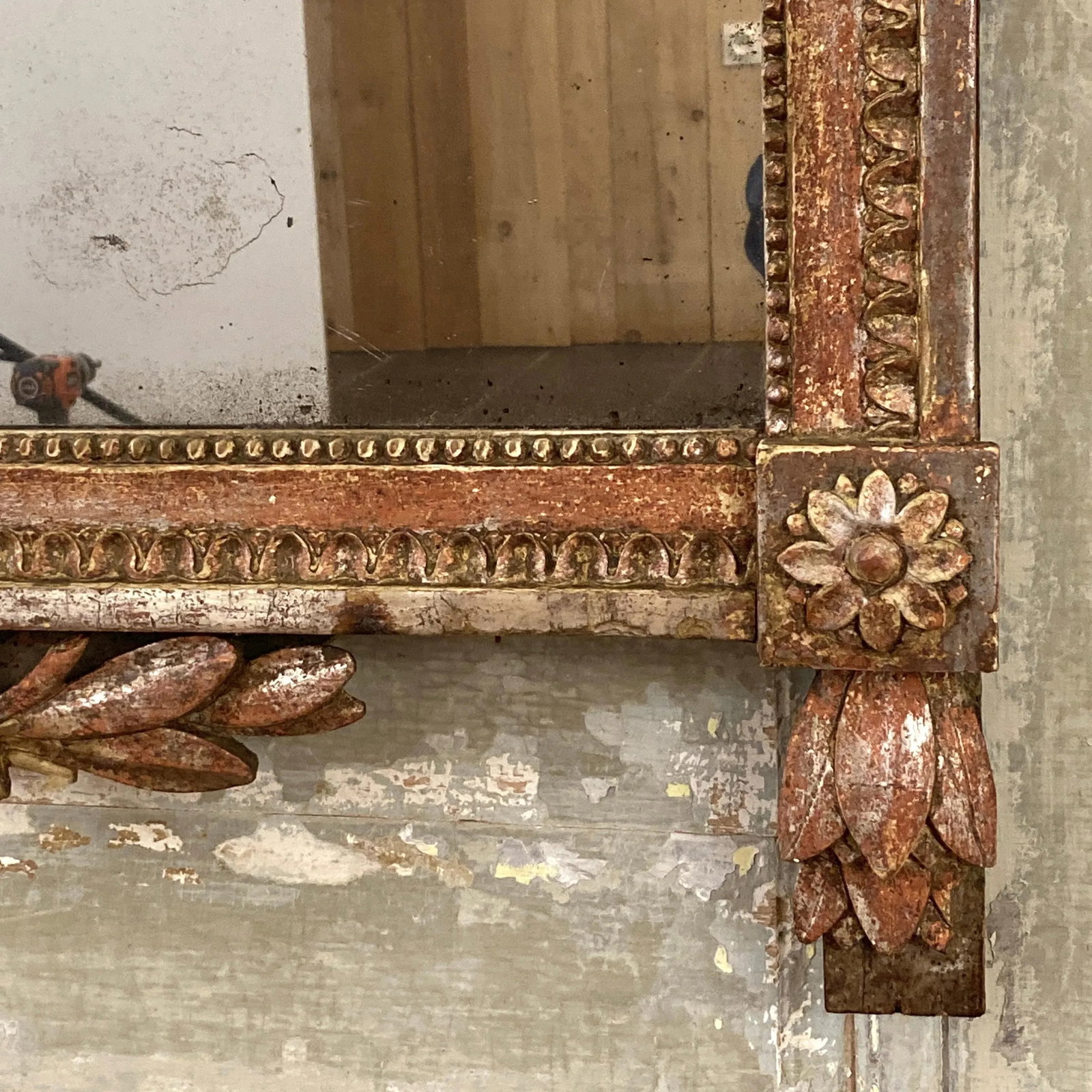French 1790s Louis XVI Giltwood Wall Mirror with Carved Gardening Crest - 11