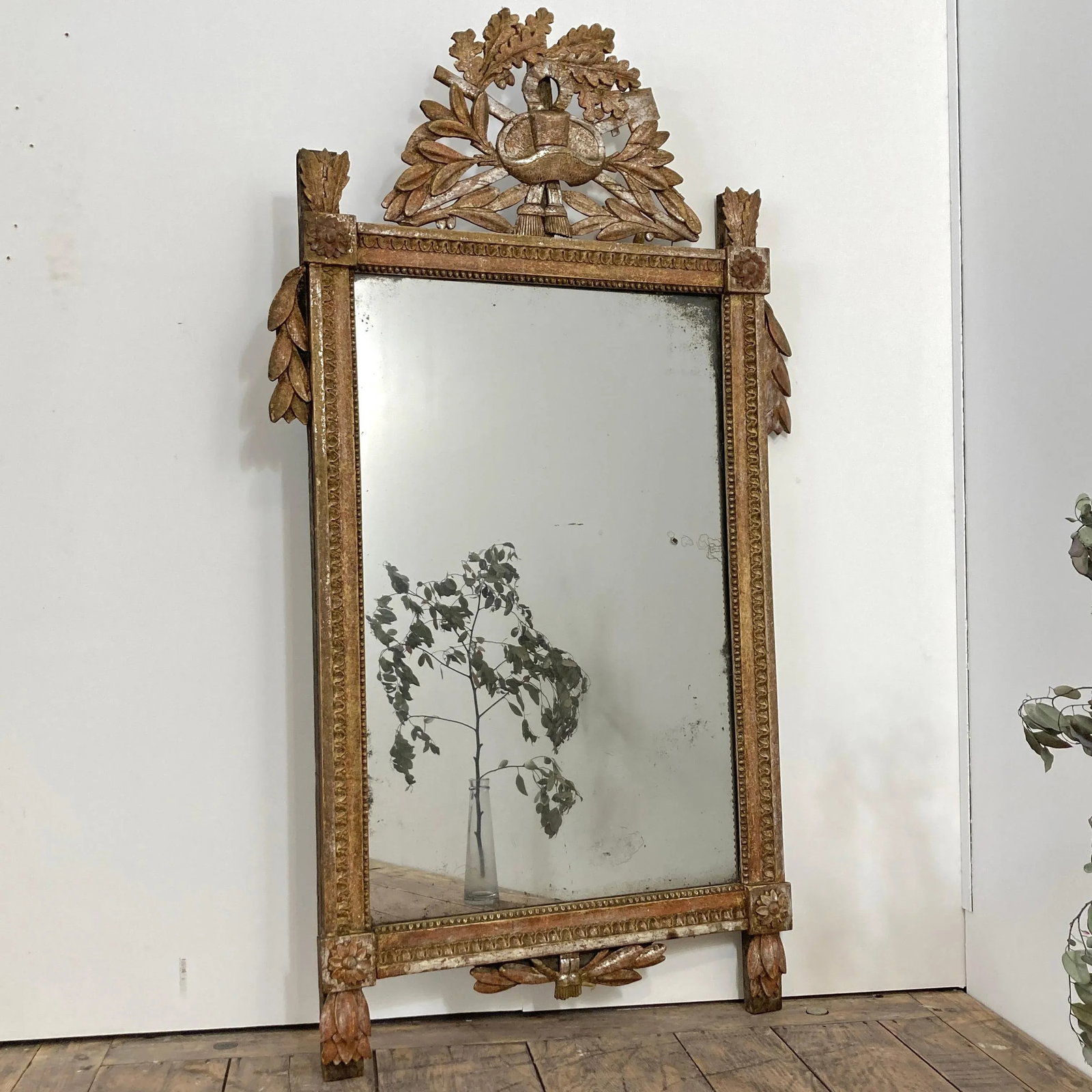French 1790s Louis XVI Giltwood Wall Mirror with Carved Gardening Crest - 2