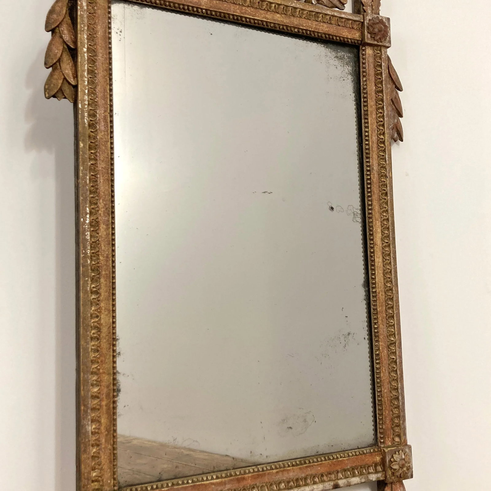 French 1790s Louis XVI Giltwood Wall Mirror with Carved Gardening Crest - 4