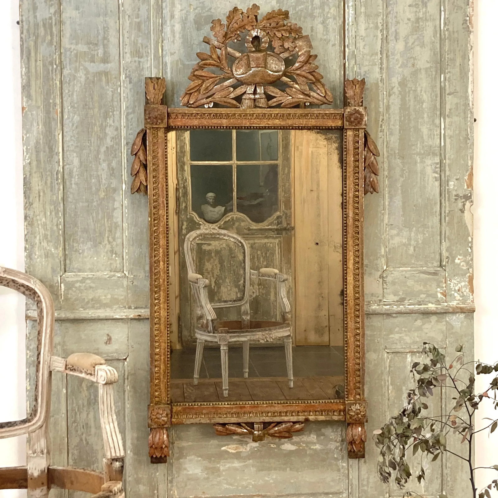 French 1790s Louis XVI Giltwood Wall Mirror with Carved Gardening Crest - 5