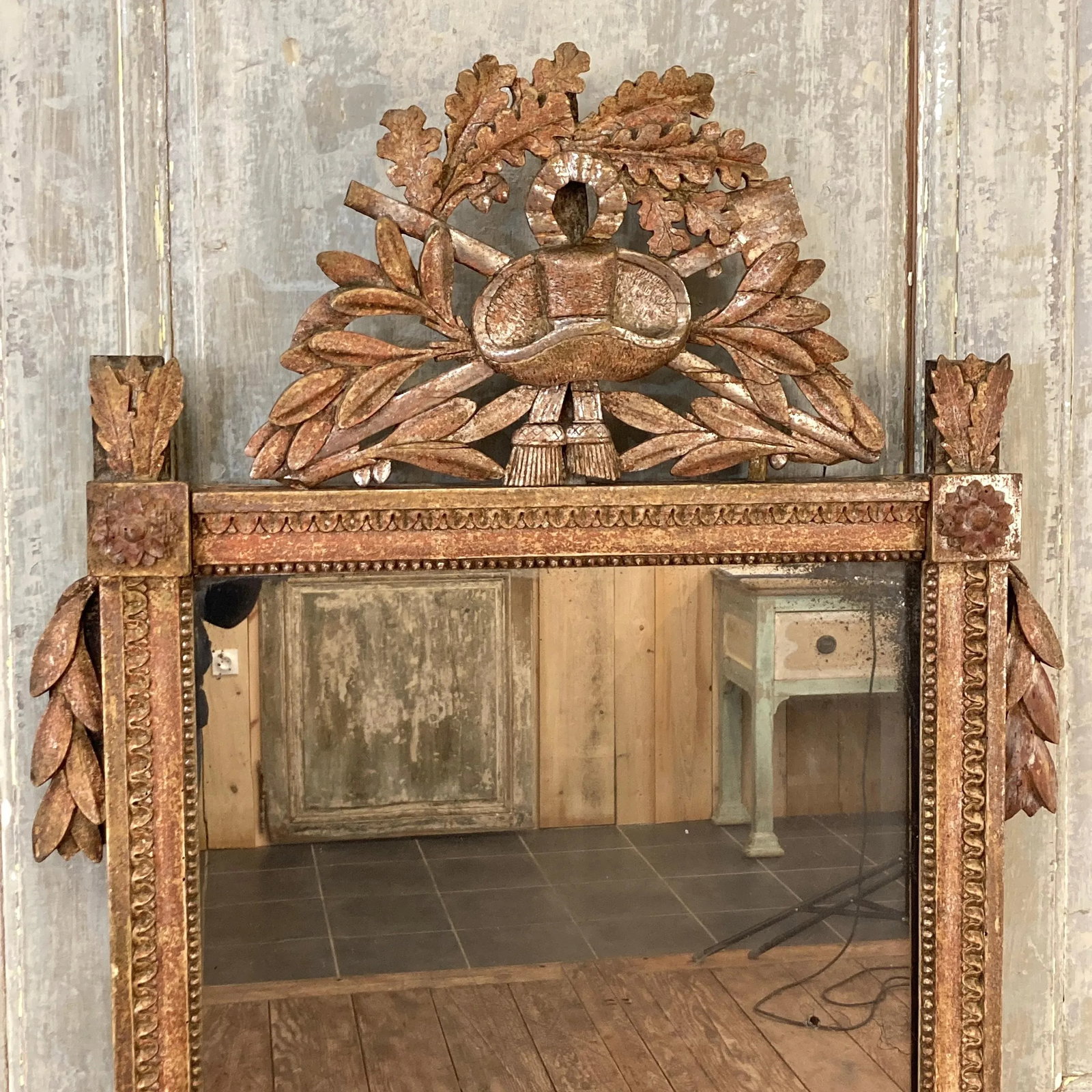 French 1790s Louis XVI Giltwood Wall Mirror with Carved Gardening Crest - 6