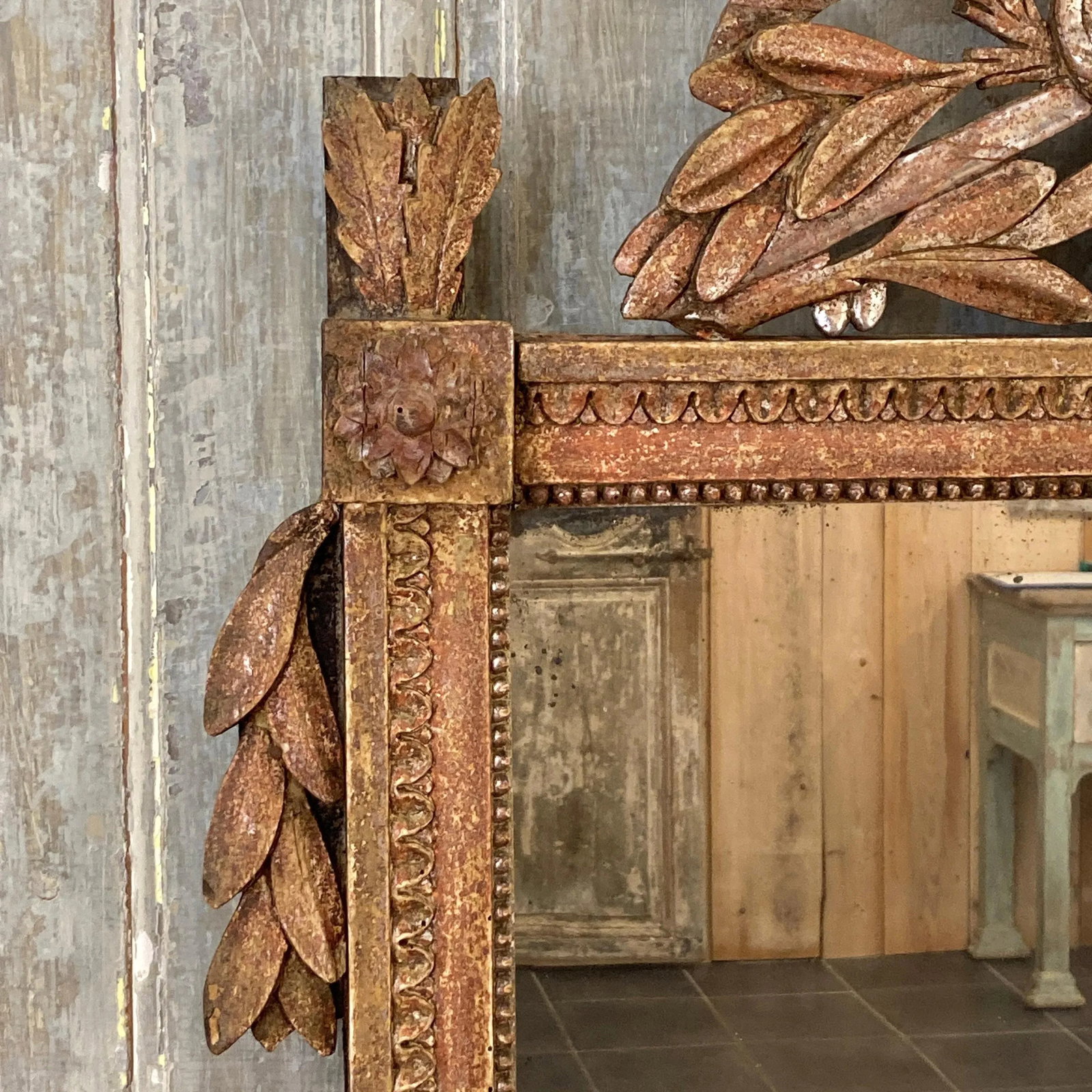 French 1790s Louis XVI Giltwood Wall Mirror with Carved Gardening Crest - 8