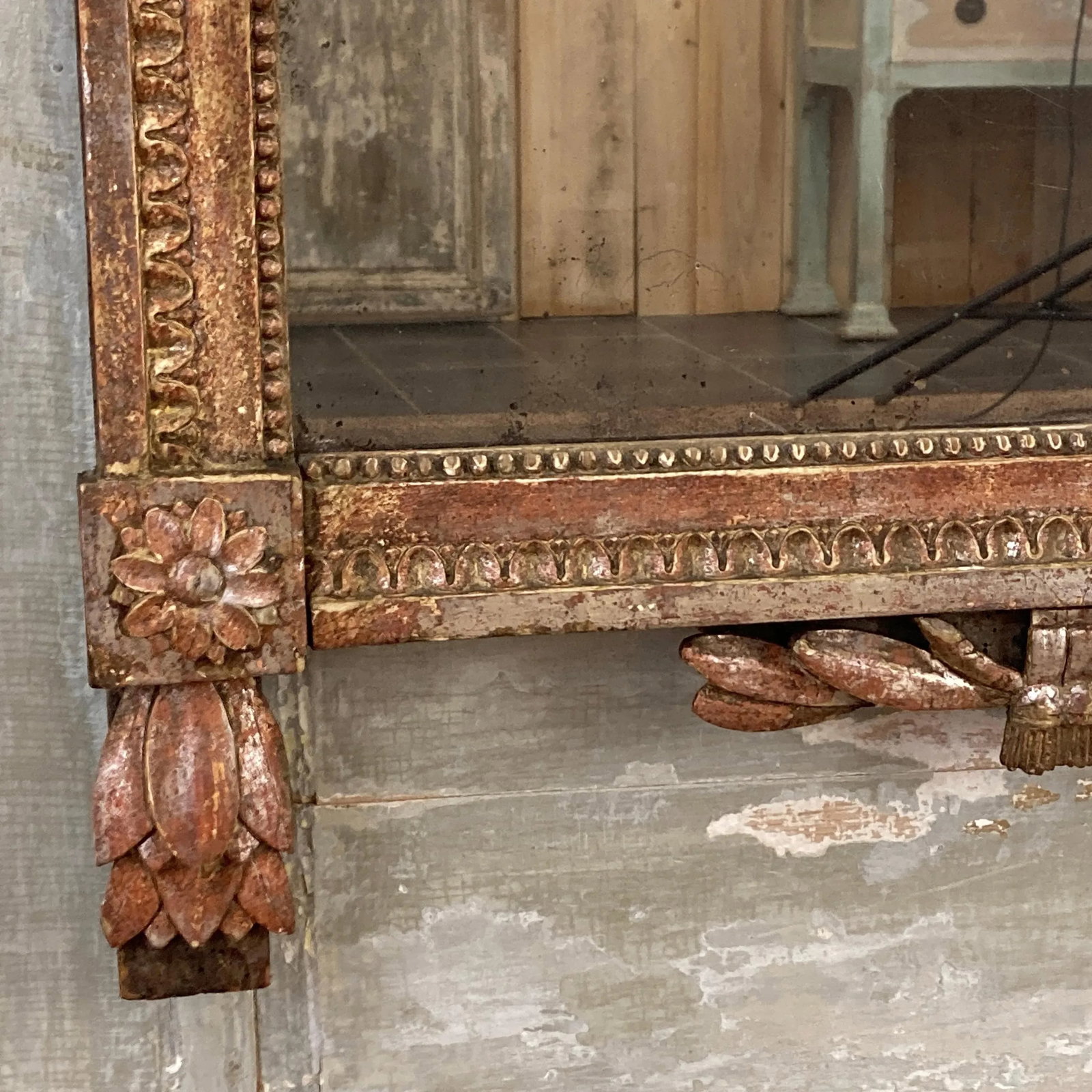 French 1790s Louis XVI Giltwood Wall Mirror with Carved Gardening Crest - 9