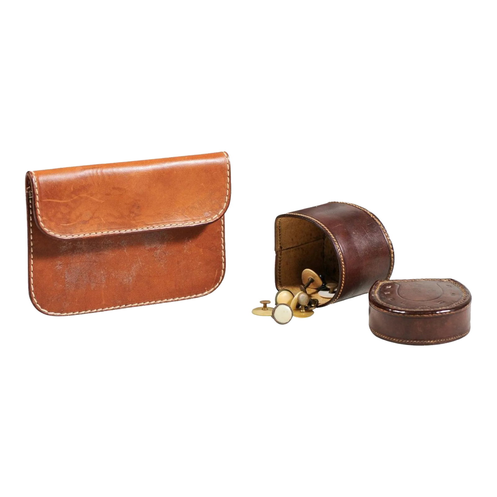 English Victorian Period 19th Century Brown Leather Case with Button Box - A Pair: An antique English Victorian period leather case and horseshoe button box from the 19th century, with eleven buttons. Created in England during the reign of Queen Victoria, this leather set features