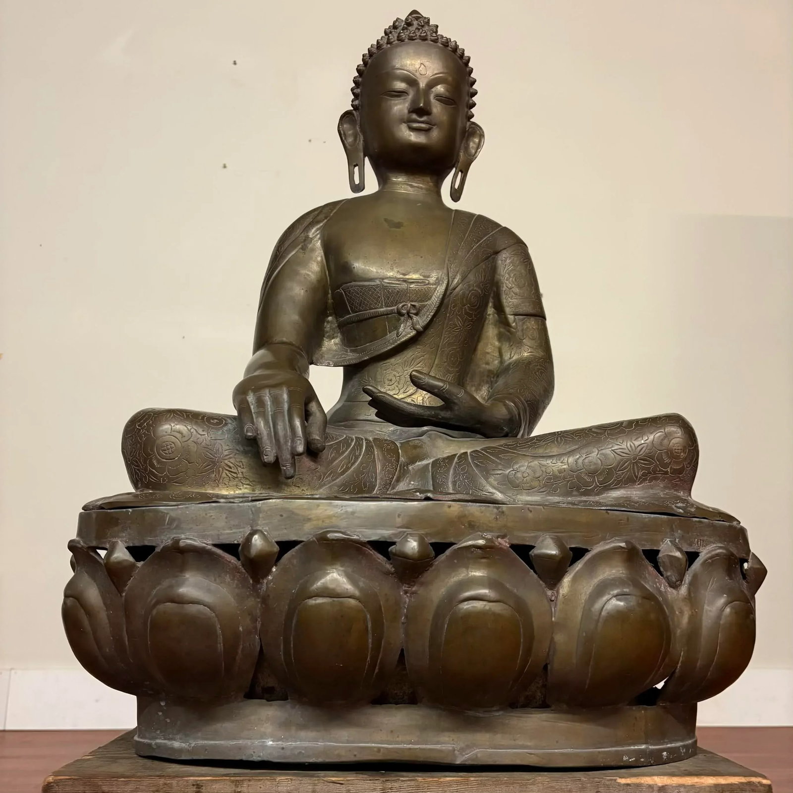 Large Nepalese Bronze Seated Buddha Sculpture Statue - 3