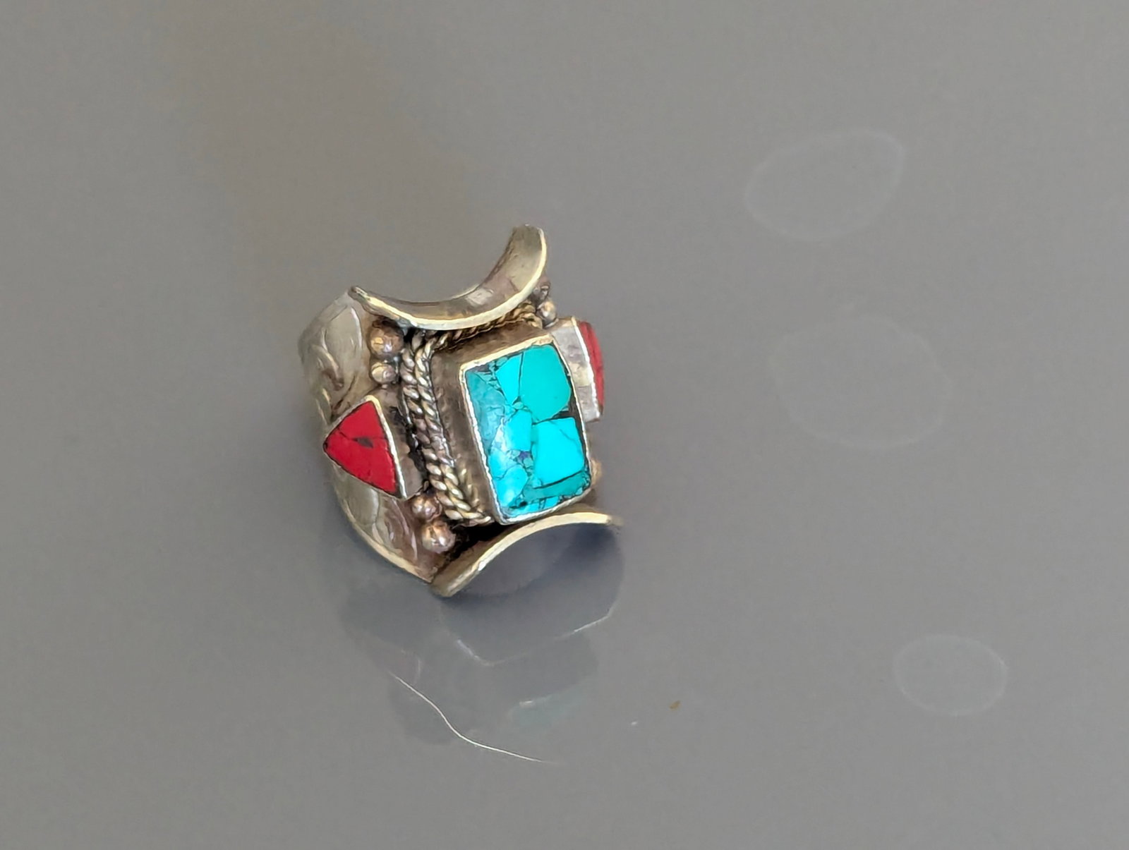 Vintage Turquoise and Coral Ring With Western Flair, Size 8 - 2