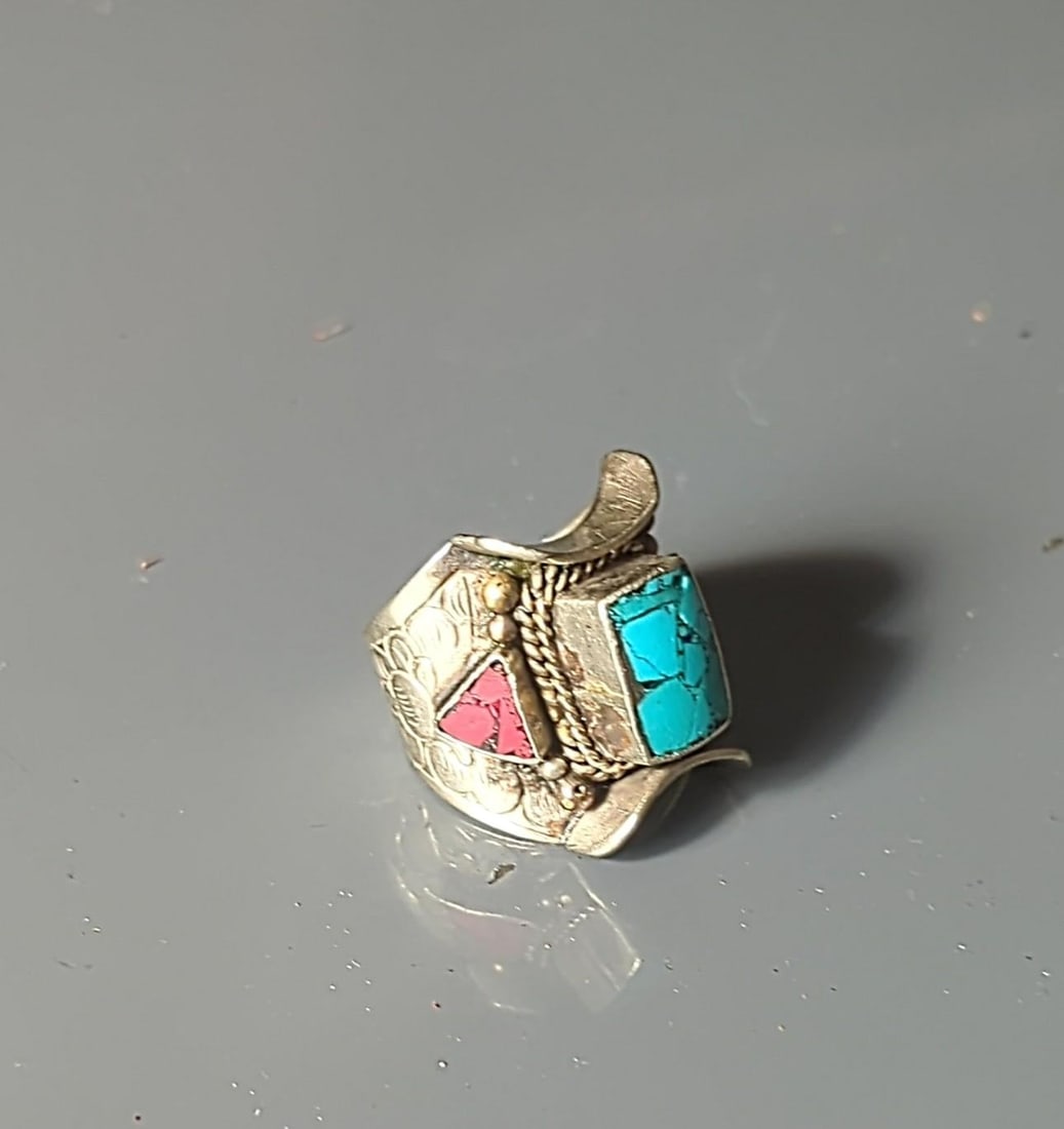Vintage Turquoise and Coral Ring With Western Flair, Size 8 - 3