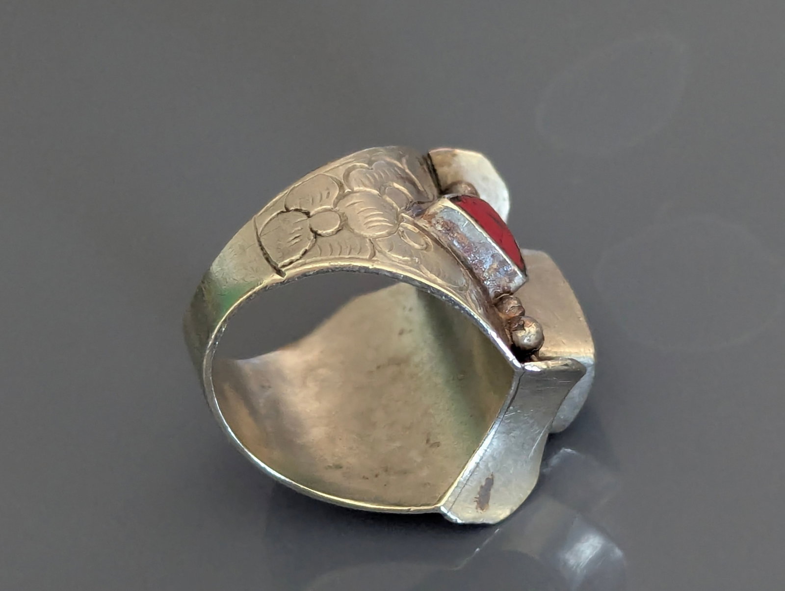 Vintage Turquoise and Coral Ring With Western Flair, Size 8 - 5