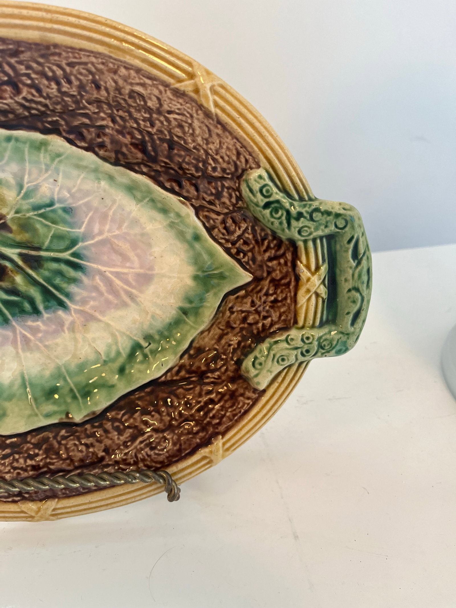 Late 19th Century Victorian Oval Majolica Ceramic Platter Decorated With Large Leaf - 7