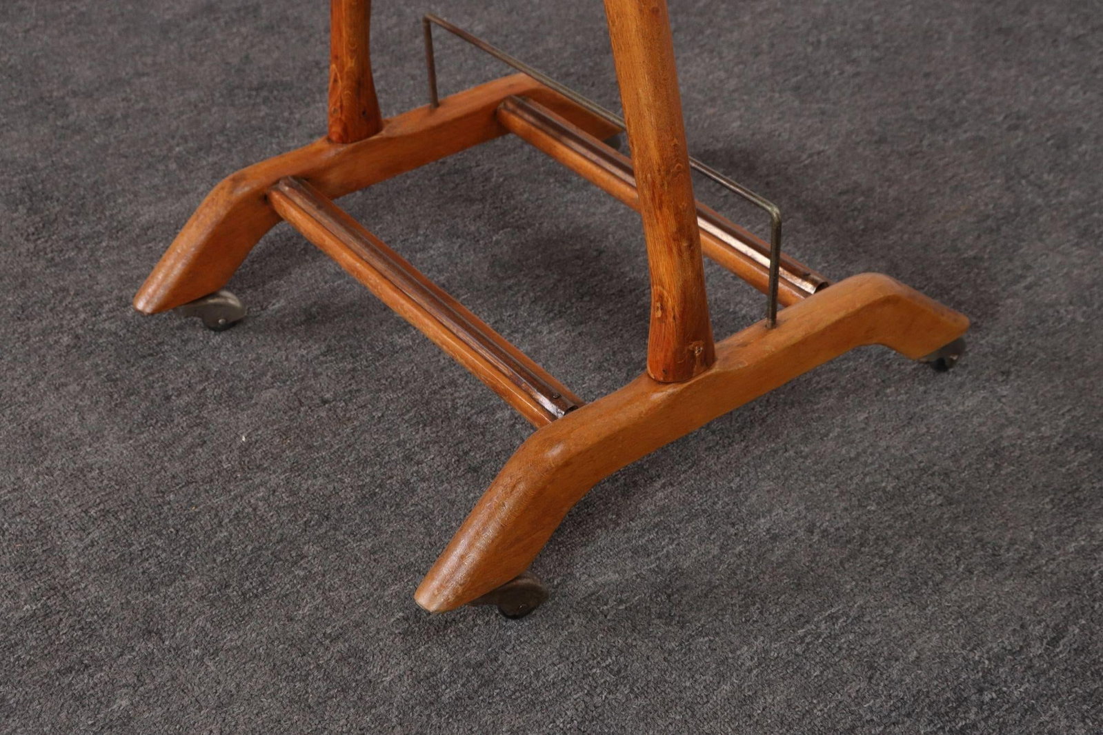 Sculptural Italian Modernist Beech and Brass Valet by Fratelli Reguitti - 11