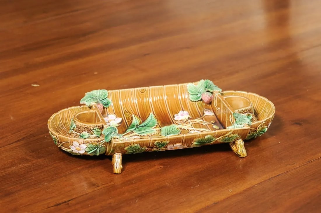 English 19th George Jones Majolica Serving Tray with Strawberries and Flowers - 11