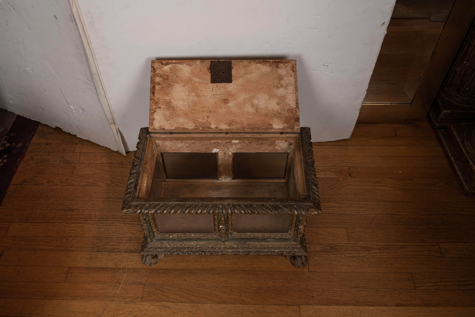 18th Century Italian Painted and Parcel Gilt Reliquary Box - 10