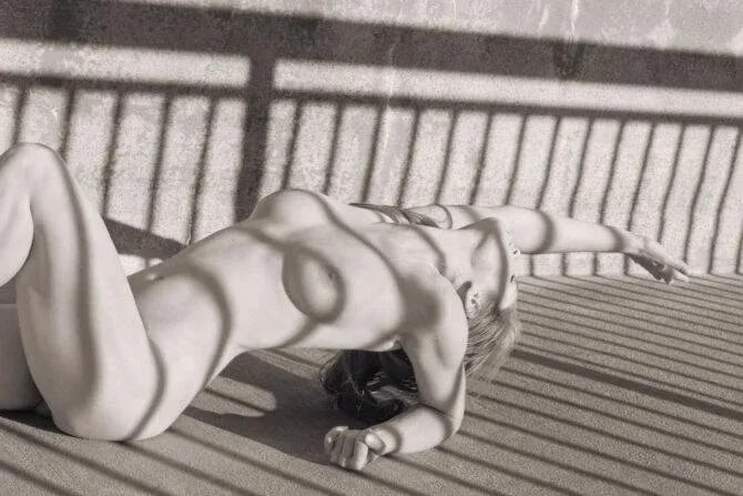 Signed Original "Vivid Shadows 2/5" Contemporary Figurative Nude Woman Photograph by Aaron Knight - 3