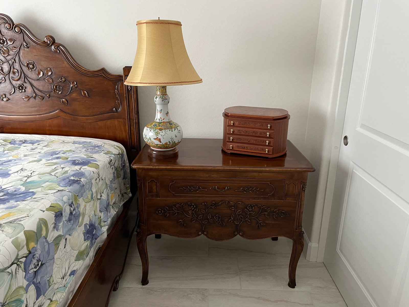 Mid 20th Century Table Lamps From Ceramic Vases With Butterflies - a Pair - 10
