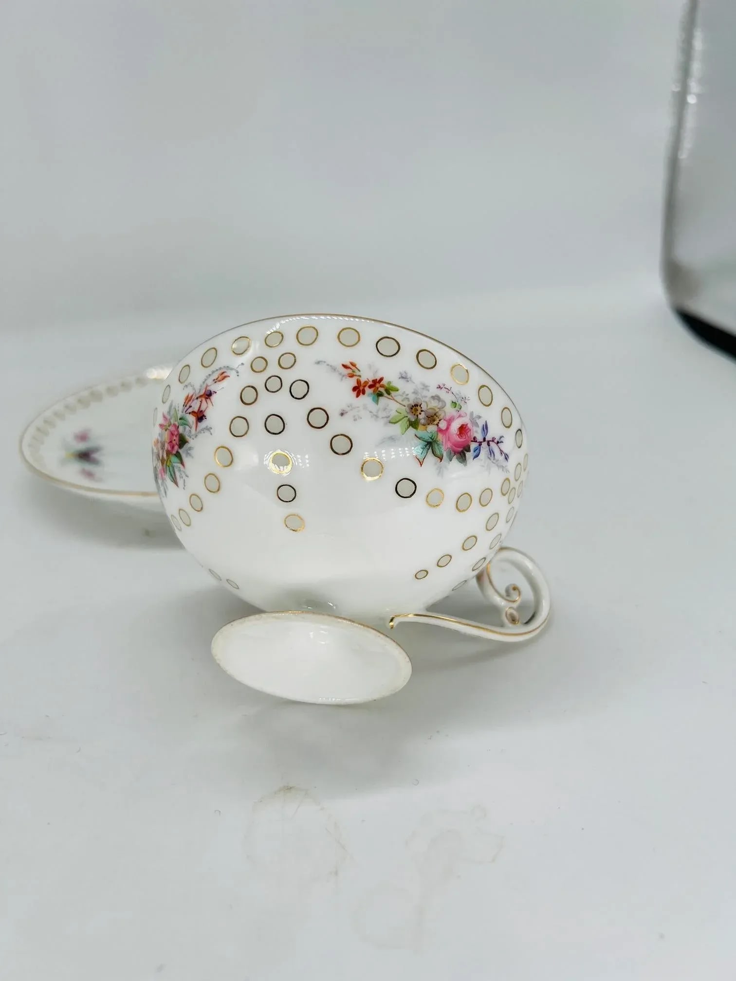 Fine & High Quality Porcelain Tea Cup / Saucer - Rice Grain - Gilt Enameled - 6