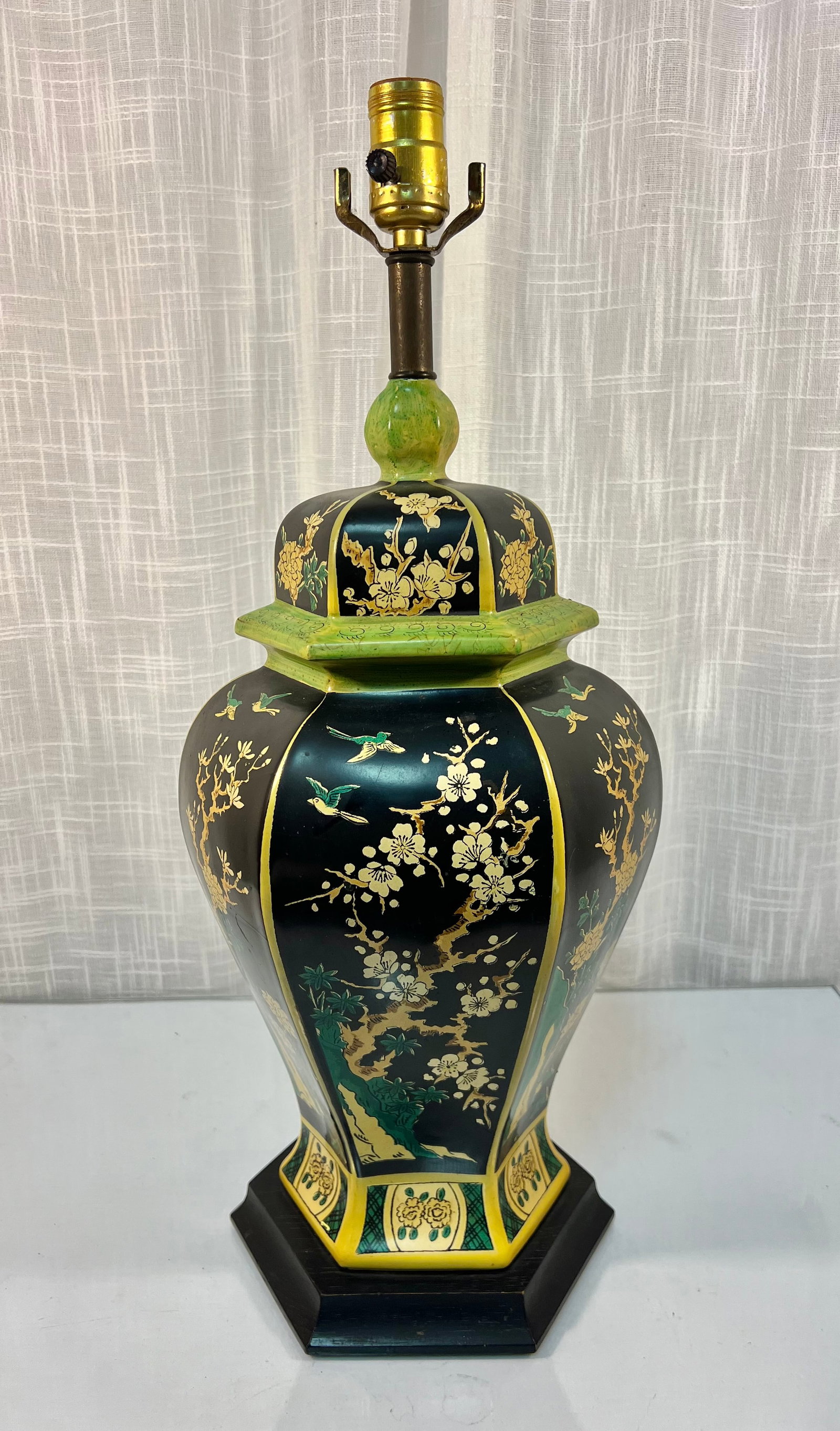 1970s Hand-Painted Hexagonal "Famille Noire" Ginger Jar Lamp - Turtle and Crane - Emerald & Gold Chi - 11