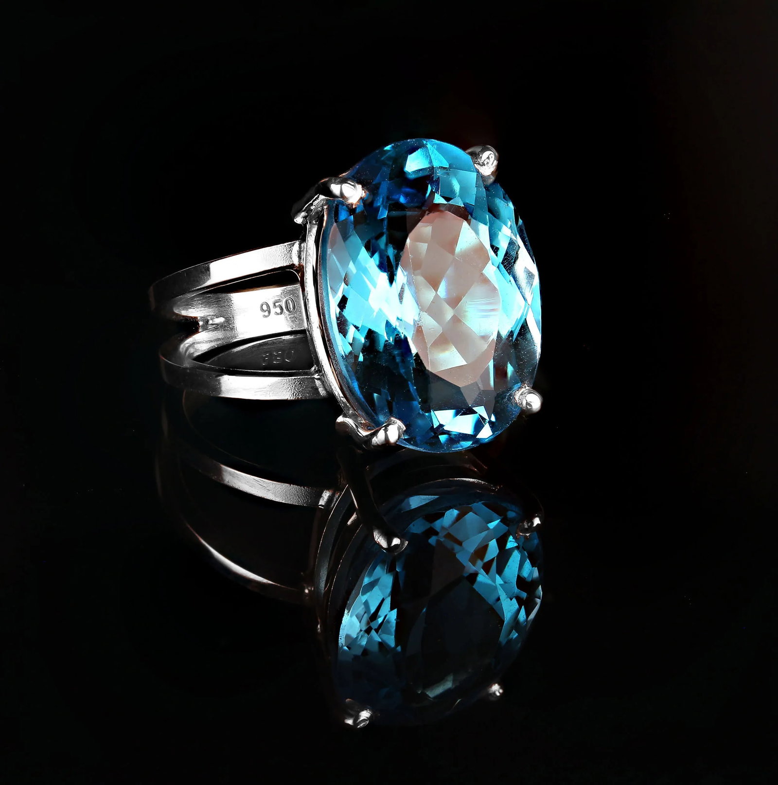 Scintillating 17ct Swiss Blue Topaz and Sterling Silver Ring - 4