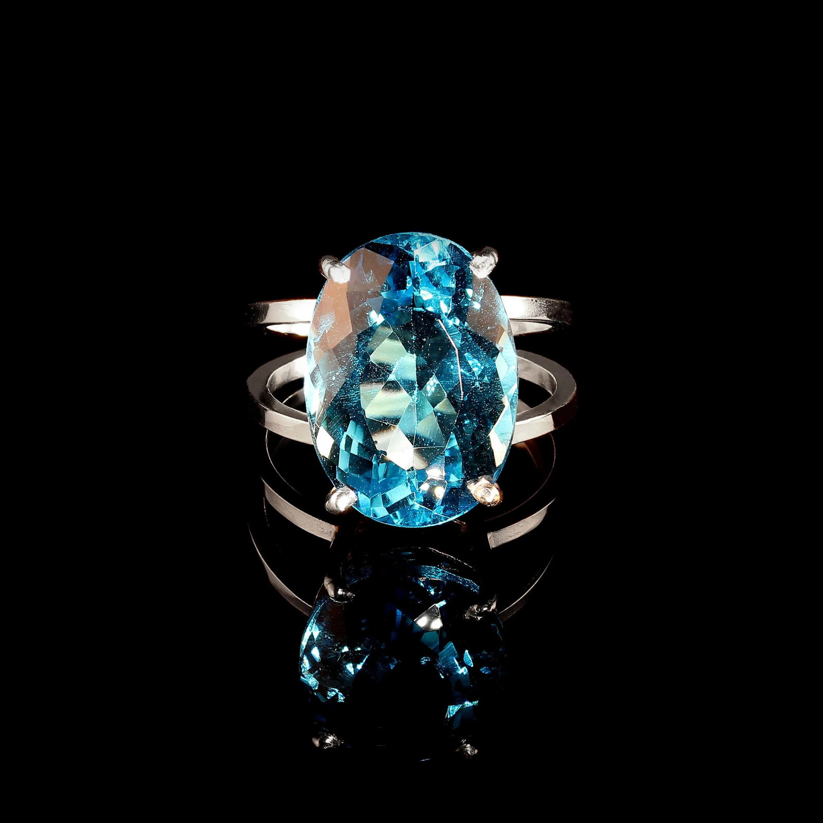Scintillating 17ct Swiss Blue Topaz and Sterling Silver Ring - 6