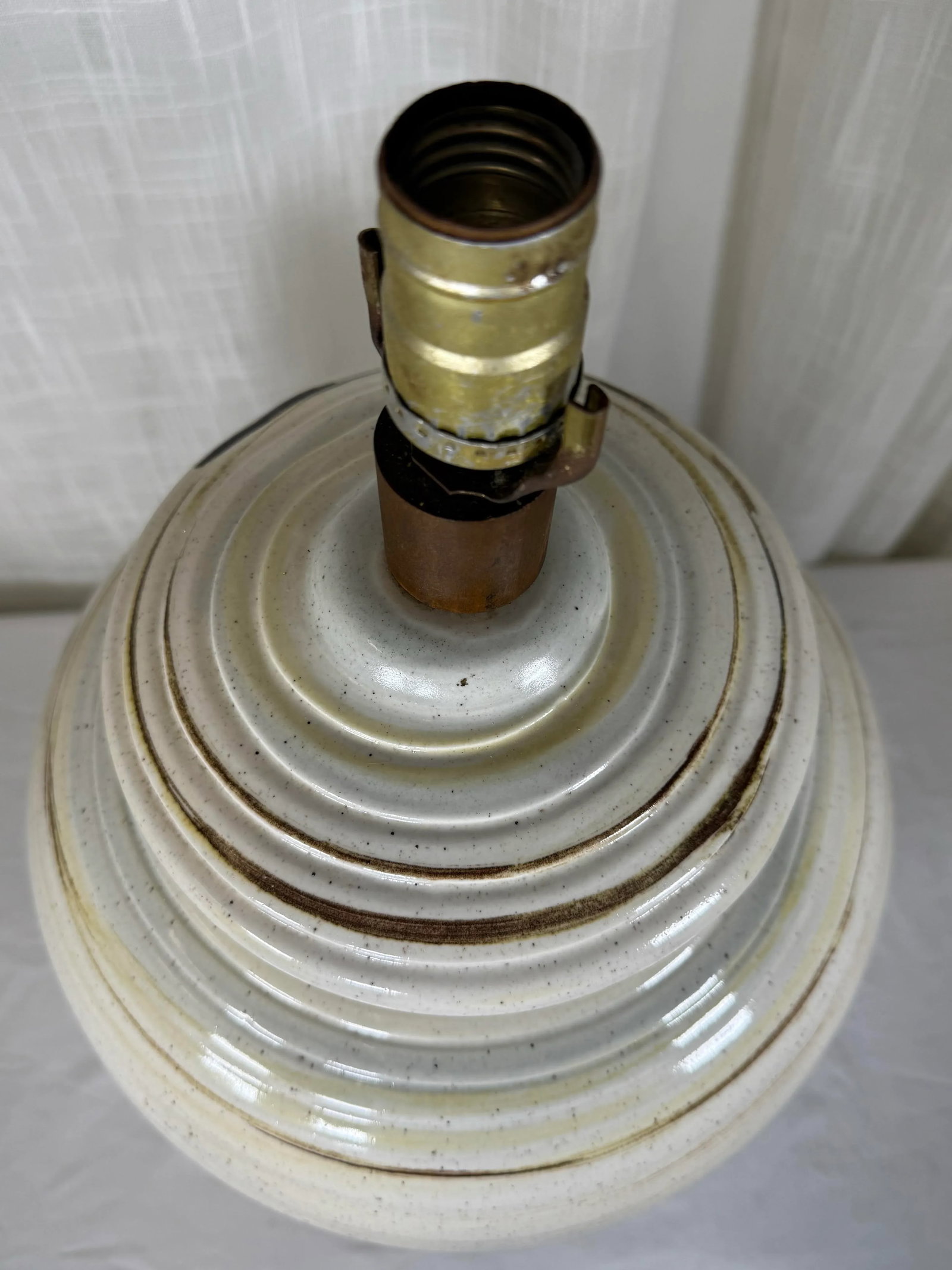 Mid-Century Modern "Beehive" Sgraffito Stoneware Lamp Attributed to Mart - 2