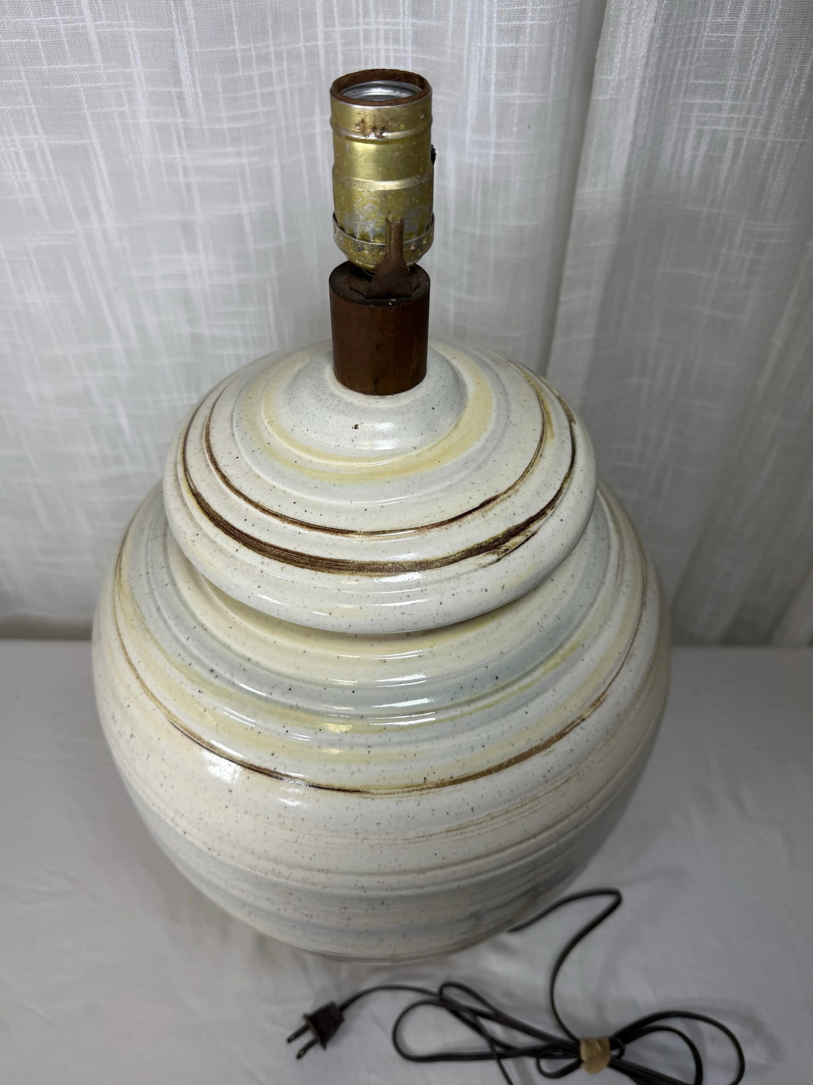Mid-Century Modern "Beehive" Sgraffito Stoneware Lamp Attributed to Mart - 4